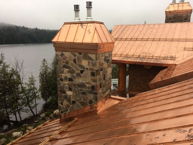 Toiture en cuivre sur chalet de prestige en bordure de lac, Laurentides