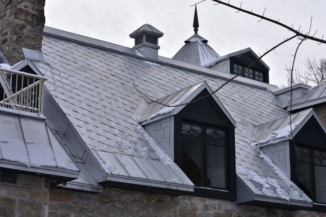 Toiture mansardée à la canadienne avec lucarnes en hiver — écailles métalliques à plat