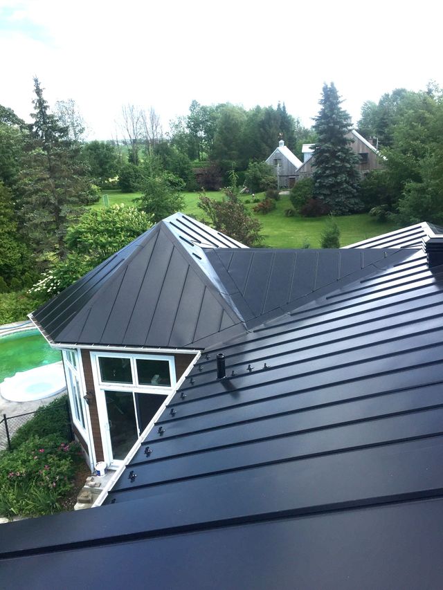 Toiture préfabriquée noire sur résidence moderne avec piscine